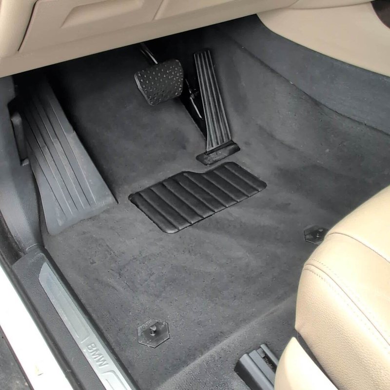 After detailing: spotless floorboard